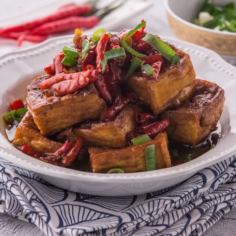 Ilustrasi telur ceplok disajikan dengan nasi hangat.