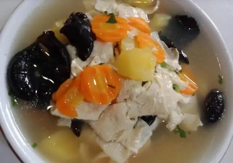 Ilustrasi telur ceplok disajikan dengan nasi hangat.