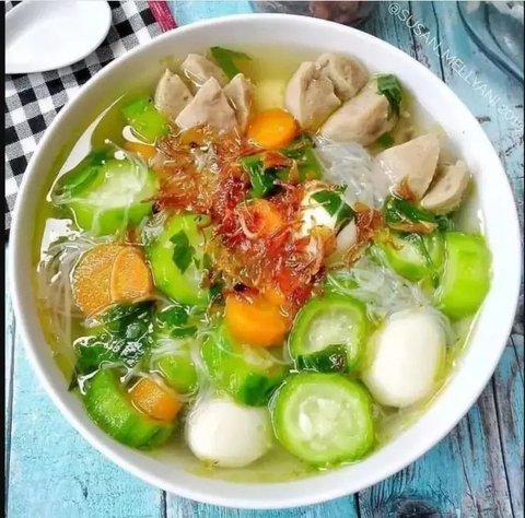 Ilustrasi telur ceplok disajikan dengan nasi hangat.