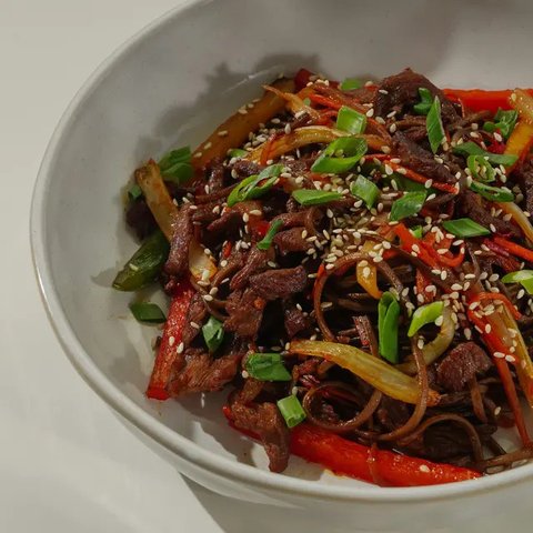 Ilustrasi telur ceplok disajikan dengan nasi hangat.