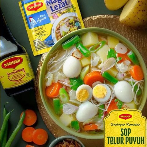 Ilustrasi telur ceplok disajikan dengan nasi hangat.
