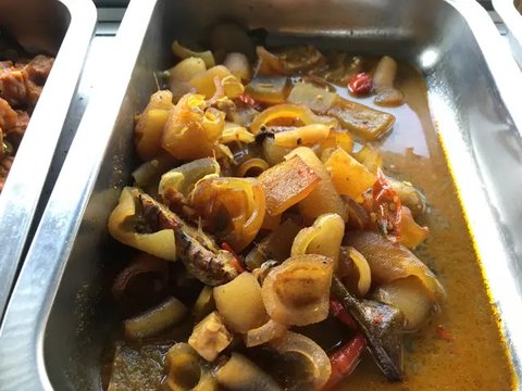 Ilustrasi telur ceplok disajikan dengan nasi hangat.