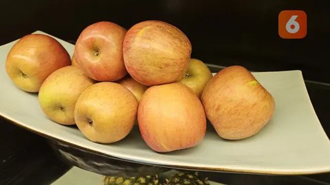 Konsumsi buah alami yang beragam setiap hari dapat menurunkan risiko penyakit jantung dan memperbaiki kualitas hidup berkat kandungan gizi yang melimpah (Foto: Aditya Eka Prawira/Liputan6.com