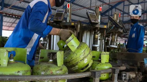Pekerja merapikan tabung gas 3 kilogram dari atas truk saat distribusi di kawasan Jakarta, Senin (13/6/2022). PT Pertamina (Persero) menerima tambahan belanja subsidi bahan bakar minyak (BBM)