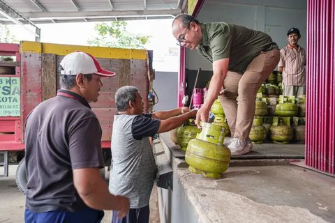 Pekerja merapikan tabung gas 3 kilogram dari atas truk saat distribusi di kawasan Jakarta, Senin (13/6/2022). PT Pertamina (Persero) menerima tambahan belanja subsidi bahan bakar minyak (BBM)