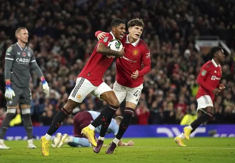 Striker Manchester United asal Inggris bernomor punggung 10, Marcus Rashford, bertepuk tangan kepada para penggemar setelah pertandingan Liga Primer Inggris antara Manchester United dan Ne