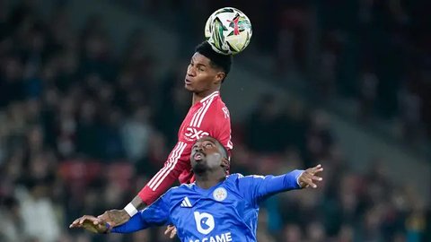 Striker Manchester United asal Inggris bernomor punggung 10, Marcus Rashford, bertepuk tangan kepada para penggemar setelah pertandingan Liga Primer Inggris antara Manchester United dan Ne