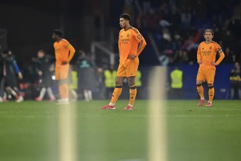 Para pemain Real Madrid tertunduk lesu usai dikalahkan Espanyol di ajang LaLiga (AFP)
