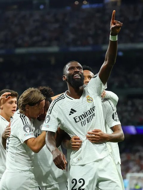Pemain Real Madrid, Antonio Rudiger tertunduk lesu setelah kalah dari Atheltic Bilbao pada laga lanjutan Liga Spanyol 2024/2025 di San Mames Stadium, Bilbao, Spanyol, Kamis (05/12/2024) dini