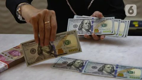 Nilai tukar rupiah terhadap dolar Amerika Serikat (AS) terus menguat, Jakarta, Kamis (23/10/2014) (Liputan6.com/Johan Tallo)
