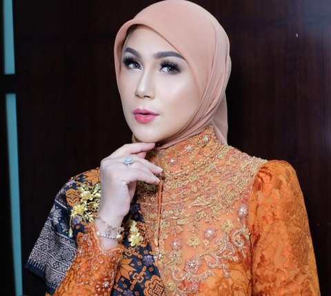 Marini Zumarnis Kenakan Songket Palembang di Kondangan, Netizen Terpukau dengan Pesonanya