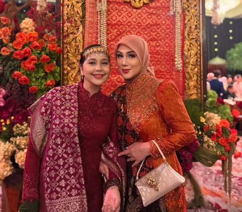 Marini Zumarnis Kenakan Songket Palembang di Kondangan, Netizen Terpukau dengan Pesonanya