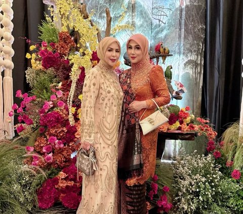 Marini Zumarnis Kenakan Songket Palembang di Kondangan, Netizen Terpukau dengan Pesonanya