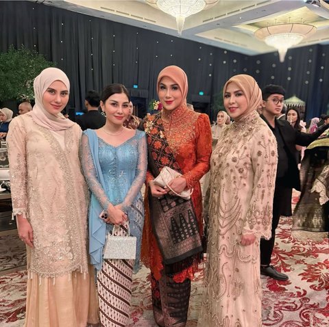 Marini Zumarnis Kenakan Songket Palembang di Kondangan, Netizen Terpukau dengan Pesonanya