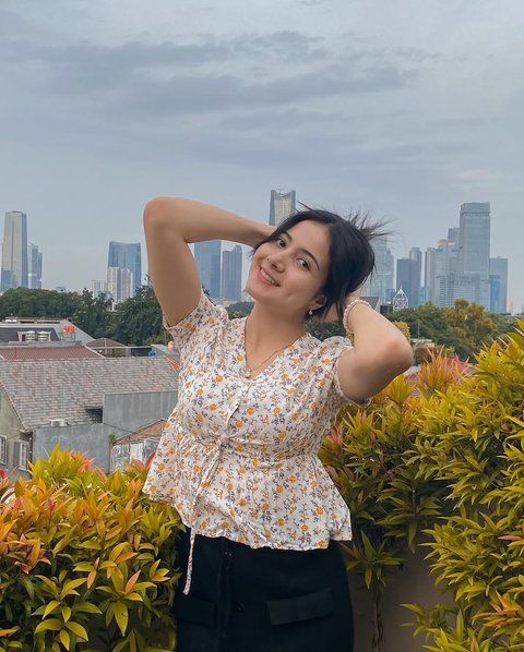 Potret Cantik Bulan Sutena yang Kerap Tampil dengan Makeup Tipis Tapi Selalu Memukau