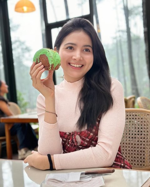 Potret Cantik Bulan Sutena yang Kerap Tampil dengan Makeup Tipis Tapi Selalu Memukau
