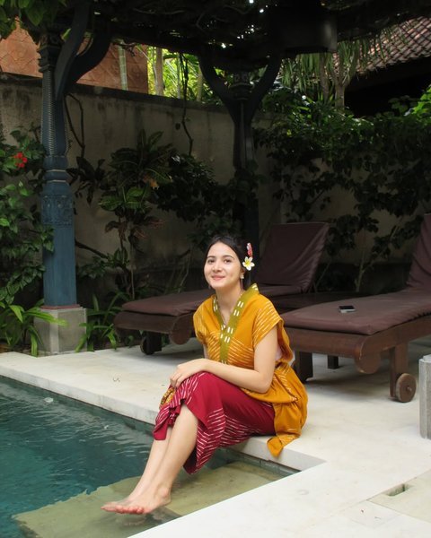Potret Cantik Bulan Sutena yang Kerap Tampil dengan Makeup Tipis Tapi Selalu Memukau