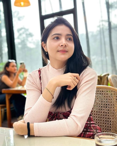 Profil Bulan Sutena, Penyanyi Cantik Asal Bali yang Berparas Bule