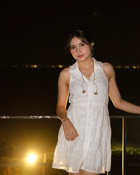 Profil Bulan Sutena, Penyanyi Cantik Asal Bali yang Berparas Bule