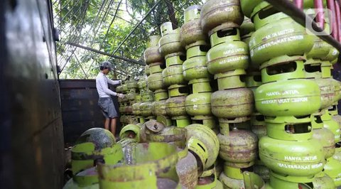 Warga mengangkut tabung gas LPG 3 kilogram (kg) dengan sepeda motor di Jakarta, Rabu (16/12/2020). PT Pertamina (Persero) memperkirakan kebutuhan gas elpiji 3 kg naik menjadi 7,50 juta metrik