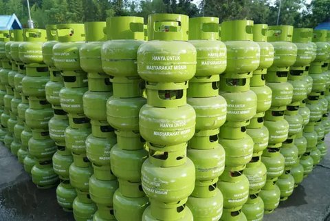 Warga mengangkut tabung gas LPG 3 kilogram (kg) dengan sepeda motor di Jakarta, Rabu (16/12/2020). PT Pertamina (Persero) memperkirakan kebutuhan gas elpiji 3 kg naik menjadi 7,50 juta metrik