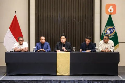 Ketua Umum PSSI, Erick Thohir (tengah) berfoto bersama dengan Manajer Timnas Indonesia Sumardji, Waketum PSSI Zainudin Amali, Sekjen PSSI Yunus Nusi, dan Exco Arya Sinulingga pada konferensi