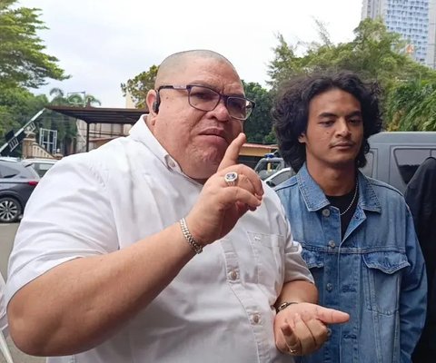 Vadel Badjideh bersama Martin Badjideh, kakaknya, mendatangi Polres Metro Jakarta Selatan