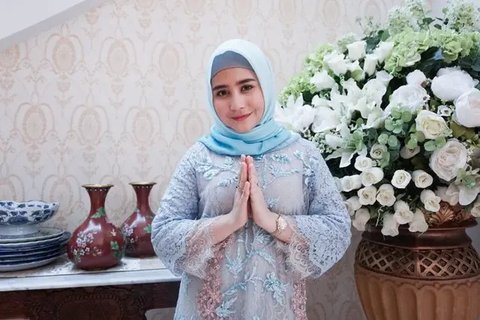 Ide Baju Lebaran dan Inspirasi Makeup Ala Prilly Latuconsina (Instagram/@prillylatuconsina96)