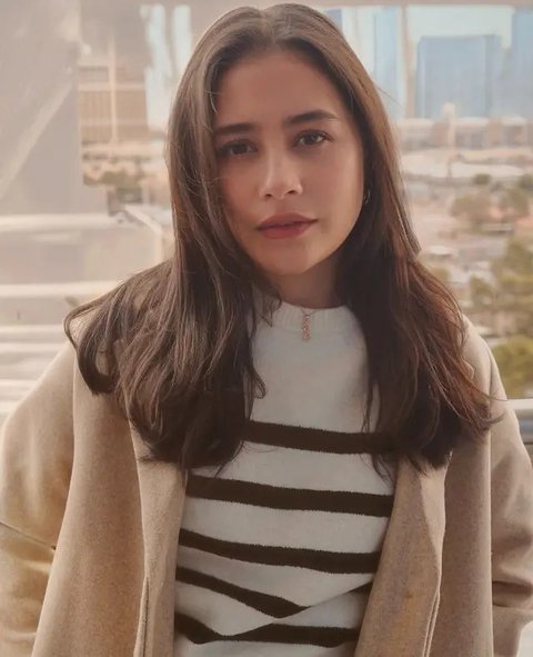 Ide Baju Lebaran dan Inspirasi Makeup Ala Prilly Latuconsina (Instagram/@prillylatuconsina96)