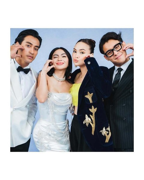 Kompak pakai warna putih dengan lawan mainnya, Abidzar, Ariel juga tampak simpel dengan makeupnya. Cukup menggerai rambut namun tetap beri kesan elegan.&amp;nbsp;