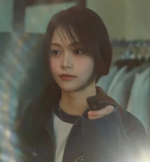 Dalam trailer perkenalan tersebut, Carmen tampil memesona dengan penampilan perdananya. Wajah putih nya diaplikasikan blush on pink dengan lipstik coral tipis. Riasan mata dibuat soft dengan bulu mata tertata rapi.[Dok. YouTube SM Entertainment]