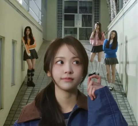 Jika member lainnya rambutnya tergerai, Carmen tampil dengan rambut panjang coklat yang diikat belakang bergaya messy. Dengan bagian depan poni samping.[Dok. YouTube SM Entertainment]