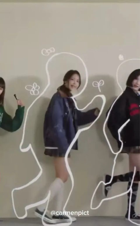 Ia tampil dengan jaket denim oversize dipadukan mini skirt pleated. Serta mengenakan kaos kaki panjang hitam dipadukan sneakers Converse hitam. .[Dok. YouTube SM Entertainment]