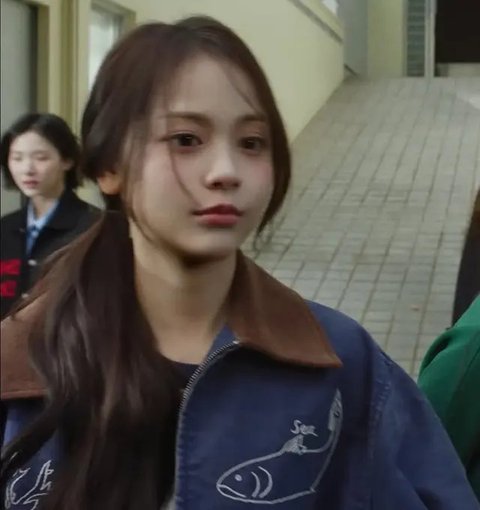 Penampilannya pun langsung mendapat komentar dari K-Netz seperti ada yang menyebutkan jika ia imut, dia terlihat cantik, bahkan dimiripkan dengan Yeri Red Velvet dan Gyuri Kara.[Dok. YouTube SM Entertainment]