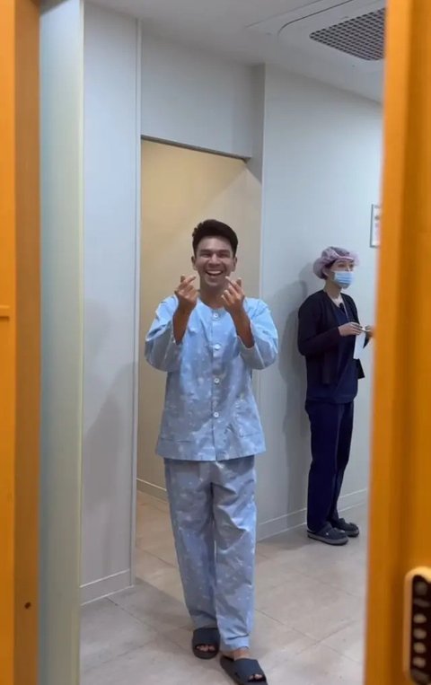 Potret Ririn Dwi dan Jonathan Frizzy ke Korea Operasi Kecantikan (Sumber: Instagram/ririndwiariyanti)