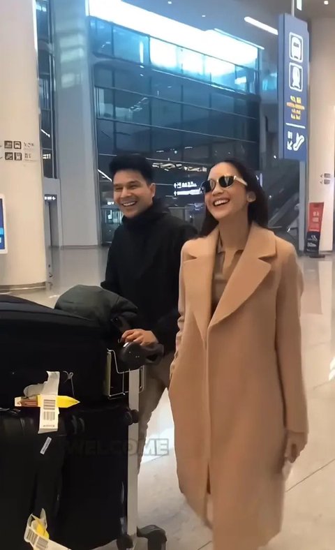 Potret Ririn Dwi dan Jonathan Frizzy ke Korea Operasi Kecantikan (Sumber: Instagram/ririndwiariyanti)