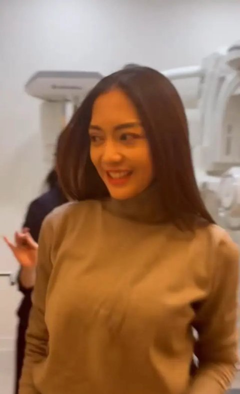 Potret Ririn Dwi dan Jonathan Frizzy ke Korea Operasi Kecantikan (Sumber: Instagram/ririndwiariyanti)
