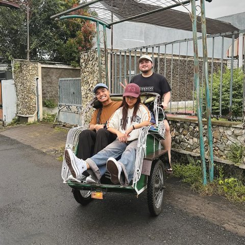 Potret Fuji An Terima Bucket Bunga Mawar Berukuran Besar, Bikin Netizen Penasaran Siapa yang Beri