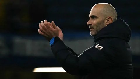 Gelandang Chelsea, Cole Palmer (kiri) merayakan dengan rekan setimnya setelah tendangannya yang terdefleksi membuat skor menjadi 2-1 saat pertandingan sepak bola Liga Premier Inggris melawan