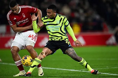 Virgil van Dijk membalik kedudukan pada menit ke-41. Liverpool unggul 2-1. (PIERO CRUCIATTI/AFP)