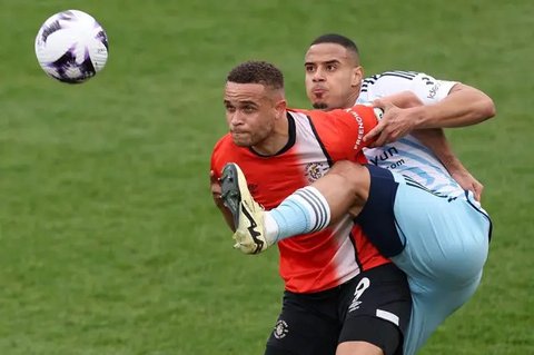 Virgil van Dijk membalik kedudukan pada menit ke-41. Liverpool unggul 2-1. (PIERO CRUCIATTI/AFP)