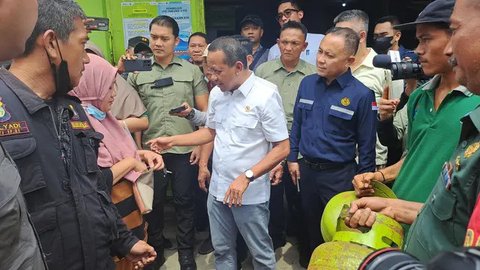 Kehadiran Menteri ESDM Bahlil Lahadalia, diwarnai aksi protes warga yang mengaku kesulitan mencari LPG 3 Kg selama sepekan terakhir, di Tangerang, Selasa (4/2/2025). (Liputan6.com/ Pramita Tr