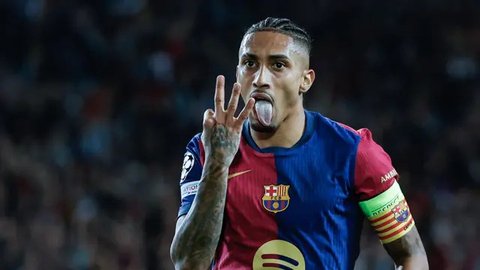 Pemain Barcelona, Raphinha memberikan isyarat kepada rekannya pada laga lanjutan Liga Spanyol 2024/2025 melawan Valladolid di Olympic Stadium, Barcelona, Spanyol, Sabtu (31/08/2024). (AP Phot