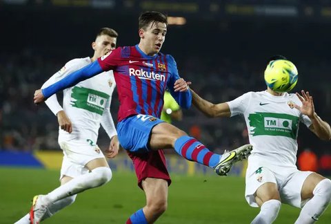 Gelandang FC Porto Spanyol #16, Nico Gonzalez, merayakan mencetak gol pertama mereka selama pertandingan Liga Portugal antara FC Porto dan CF Estrela da Amadora di stadion Dragao di Porto,