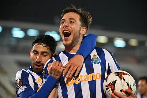 Gelandang FC Porto Spanyol #16, Nico Gonzalez, merayakan mencetak gol pertama mereka selama pertandingan Liga Portugal antara FC Porto dan CF Estrela da Amadora di stadion Dragao di Porto,