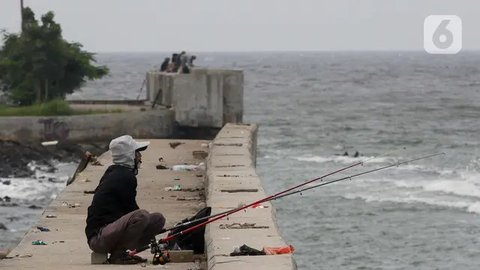 Pemerintah berencana akan membangun tanggul laut sepanjang 700 km dari Banten hingga Jawa Timur. (Liputan6.com/Herman Zakharia)