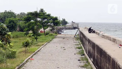 Sebelumnya, Presiden Prabowo Subianto sudah meminta jajarannya untuk mengkaji pembangunan tanggul laut yang membentang dari Jakarta sampai Cirebon sebagai Program Strategis Nasional (PSN) tahun 2025. (Liputan6.com/Herman Zakharia)
