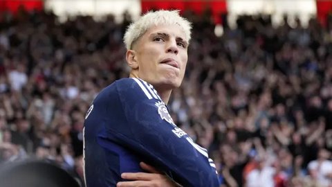 Penyerang sayap Manchester United (MU), Alejandro Garnacho, berduel dengan winger Crystal Palace, Eddie Nketiah, dalam laga pekan kelima Premier League 2024/2025 di Selhurst Park, Sabtu (21/9