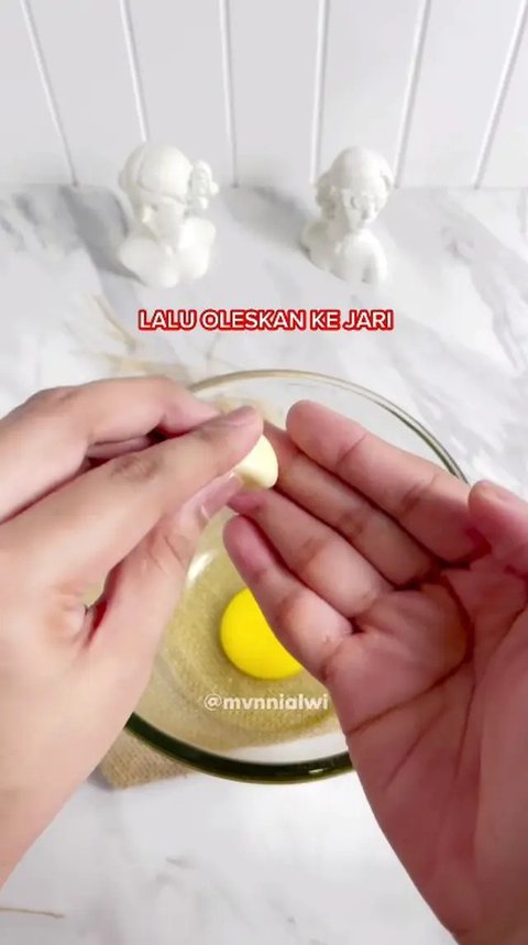 Hanya Pakai 1 Bahan Dapur, Ini Cara Pisahkan Putih dan Kuning Telur (Instagram/@mvnnialwi)