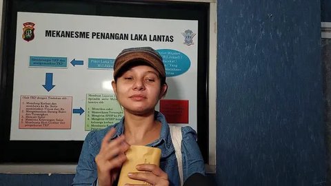 Larasati Nugroho mengalami kecelakaan mobil di Jakarta, beberapa waktu lalu. Mobil yang dikendarainya menyenggol pengendara motor hingga terbalik.
